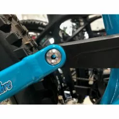 VISSERIE - AXE DE PIVOT ALUMINIUM MOUSTACHE -Composants Vélo Soldes visserie axe de pivot aluminium moustache 2